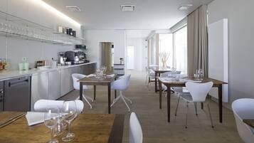 供应早餐、午餐和晚餐,花园景观