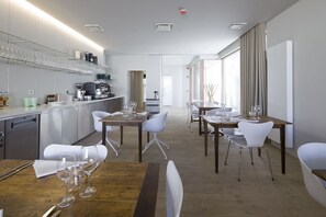 Serveert ontbijt, lunch, diner, uitzicht op de tuin