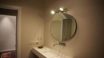 Habitación doble | Baño | Regadera, regadera tipo lluvia, secadora de cabello, bidet