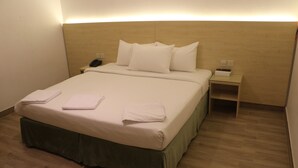 Standard Double Room | Bathroom | Combined shower/tub, towels