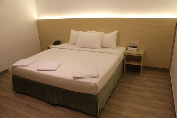 Standard Double Room | Bathroom | Combined shower/bathtub, towels