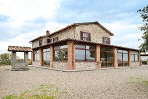 Se sirven desayunos, almuerzos y cenas; junto a la piscina