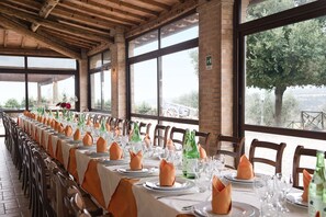 Breakfast, lunch, dinner served; pool views - Tenuta di Corbara (Orvieto)