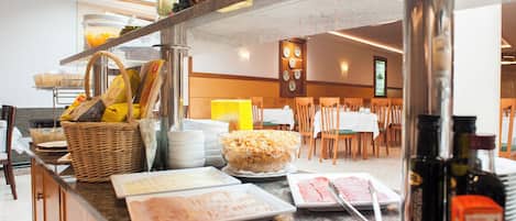 Petit déjeuner buffet (7 EUR par personne)