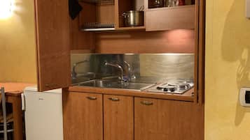 开间 | 私人厨房 | 大冰箱、微波炉(如有要求)、炉灶、茶具/咖啡用具