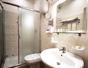 Shower, free toiletries, hair dryer, slippers - Hotel Valemare (Tropea)