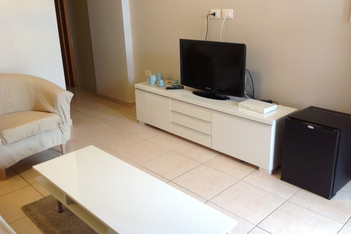 Chăn bông, minibar, két bảo mật tại phòng, bàn