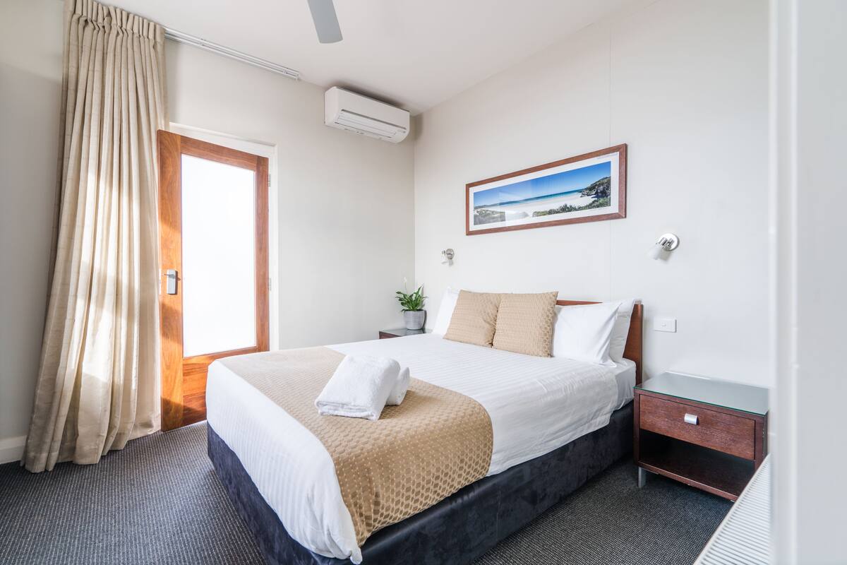 Standard Room, 1 Queen Bed, Balcony | Premium bedding, iron/ironing board, WiFi (free), bed sheets