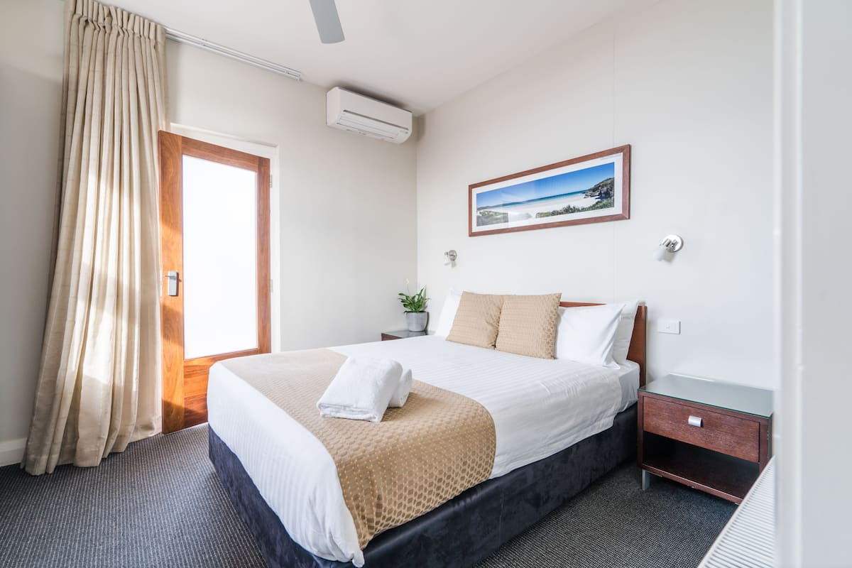 Standard Room, 1 Queen Bed, Balcony | Premium bedding, iron/ironing board, free WiFi, bed sheets