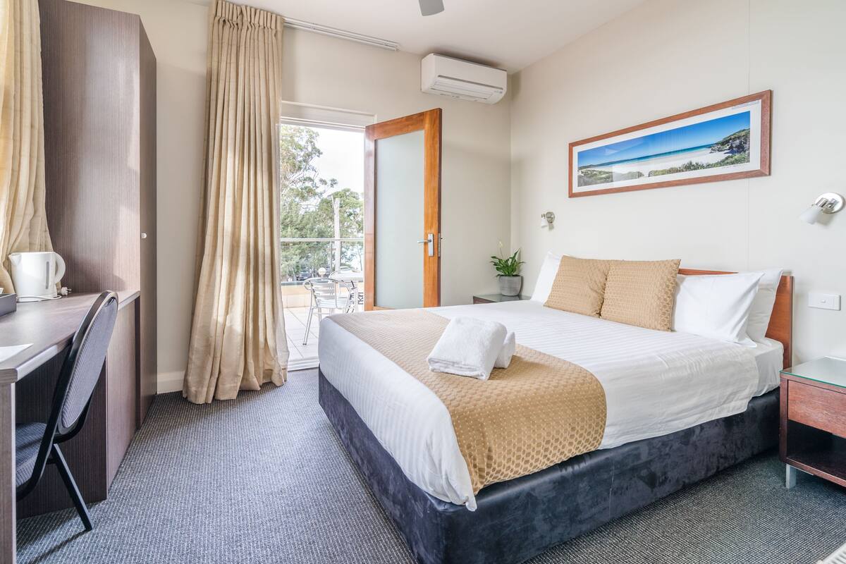 Classic Room, 1 Queen Bed, Balcony | Premium bedding, iron/ironing board, WiFi (free), bed sheets
