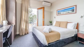 Habitación clásica, 1 cama Queen size, balcón | Ropa de cama de alta calidad y tabla de planchar con plancha