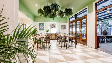 Déjeuner servi sur place, spécialités Cuisine locale, vue sur la plage