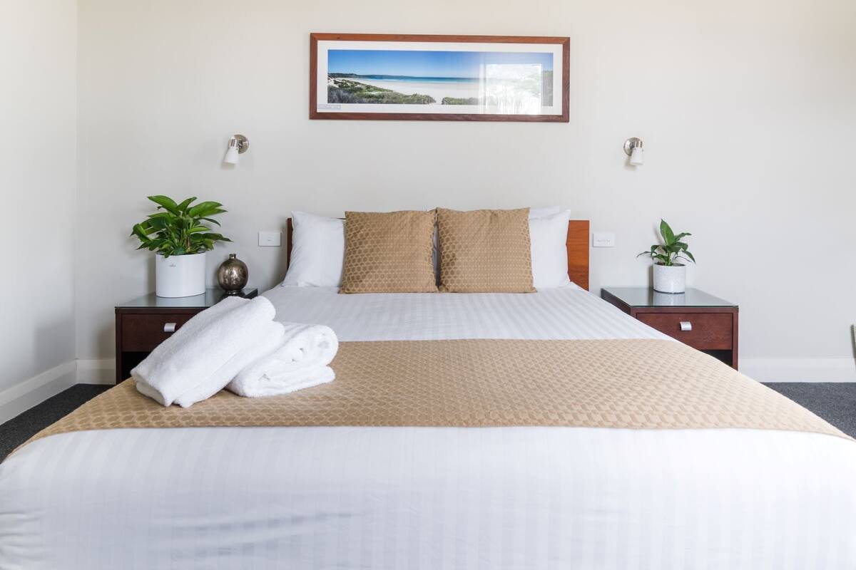 Standard Room, 1 Queen Bed | Premium bedding, iron/ironing board, WiFi (free), bed sheets