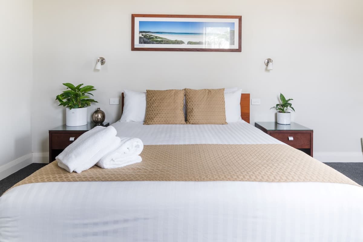 Standard Room, 1 Queen Bed | Premium bedding, iron/ironing board, free WiFi, bed sheets