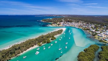 Una spiaggia nelle vicinanze, un bar sulla spiaggia