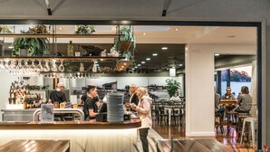 Bar (on property) - Huskisson Hotel (Huskisson)