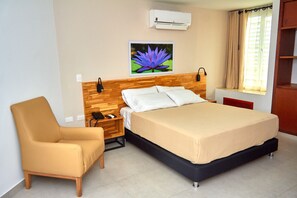 Business Double Room | Minibar, in-room safe, desk, laptop workspace - Hotel Torre del Prado (Barranquilla)