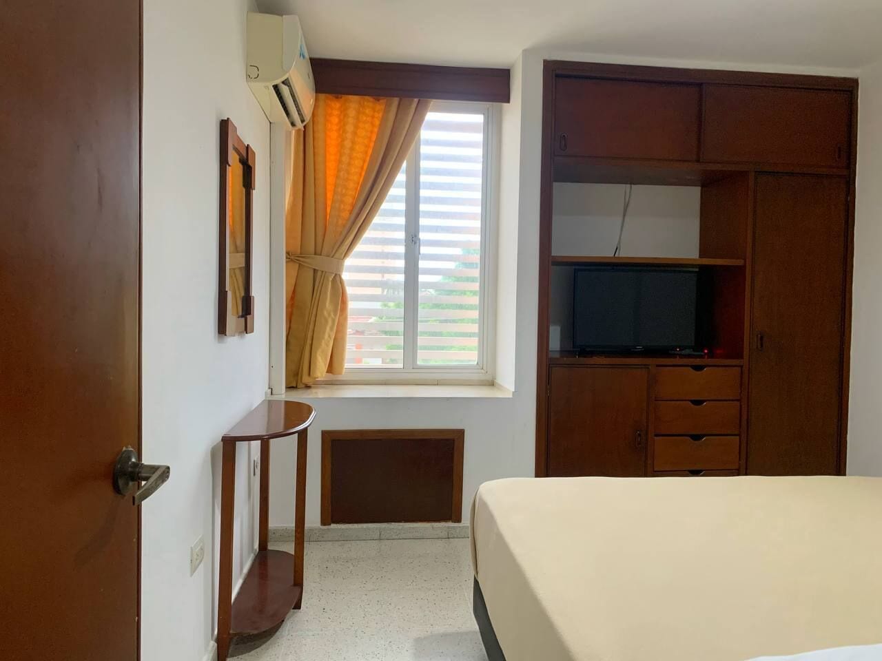 جناح جونيور - سرير مزدوج | منطقة المعيشة | تلفزيون ذكي بحجم 32-بوصة يعرض قنوات تلفزيونية باشتراك مدفوع، تلفزيون