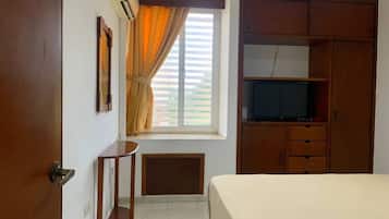 جناح جونيور - سرير مزدوج | منطقة المعيشة | تلفزيون ذكي بحجم 32-بوصة يعرض قنوات تلفزيونية باشتراك مدفوع، تلفزيون