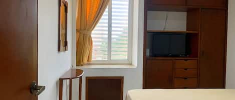 Junior-Suite, 1 Doppelbett | Wohnbereich | 32-Zoll-Smart-TV mit Kabelempfang, Fernseher