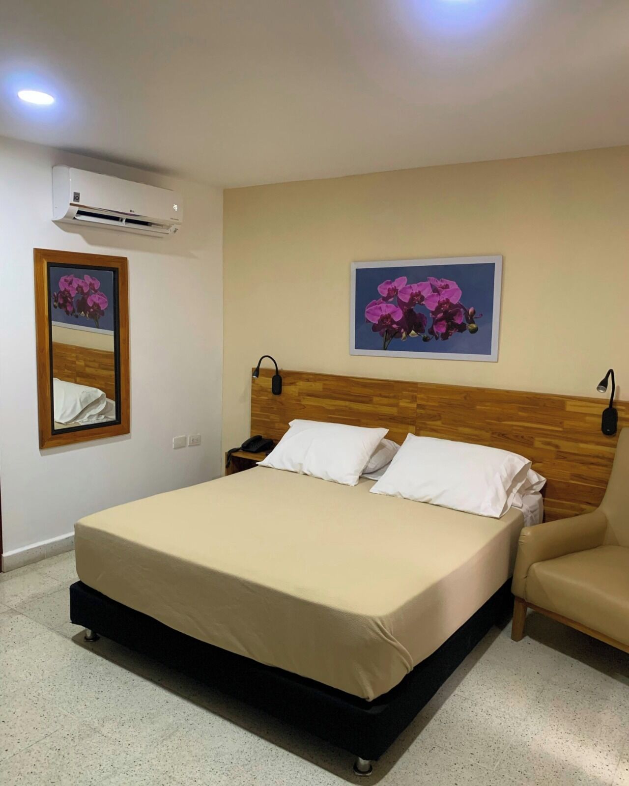 商务双人房 | 迷你吧、客房内保险箱、办公桌、笔记本电脑工作区