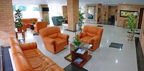 Lobby sitting area - Hotel Torre del Prado (Barranquilla)