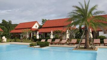 2 kolam renang outdoor, dengan payung kolam renang dan kursi berjemur