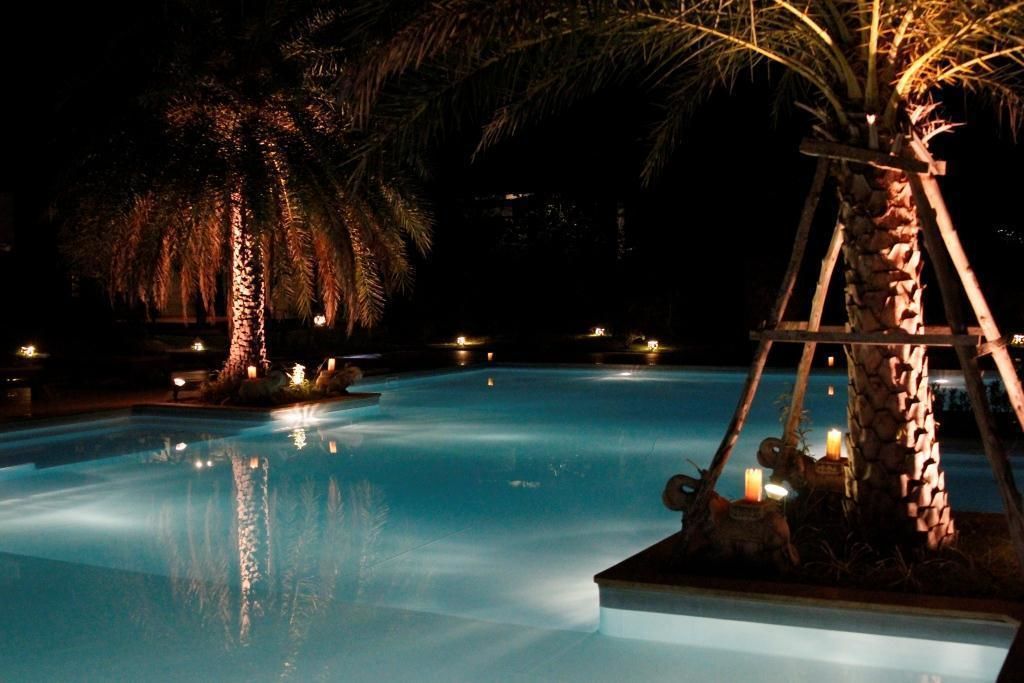 2 座室外游泳池，提供泳池遮陽傘和日光浴躺椅