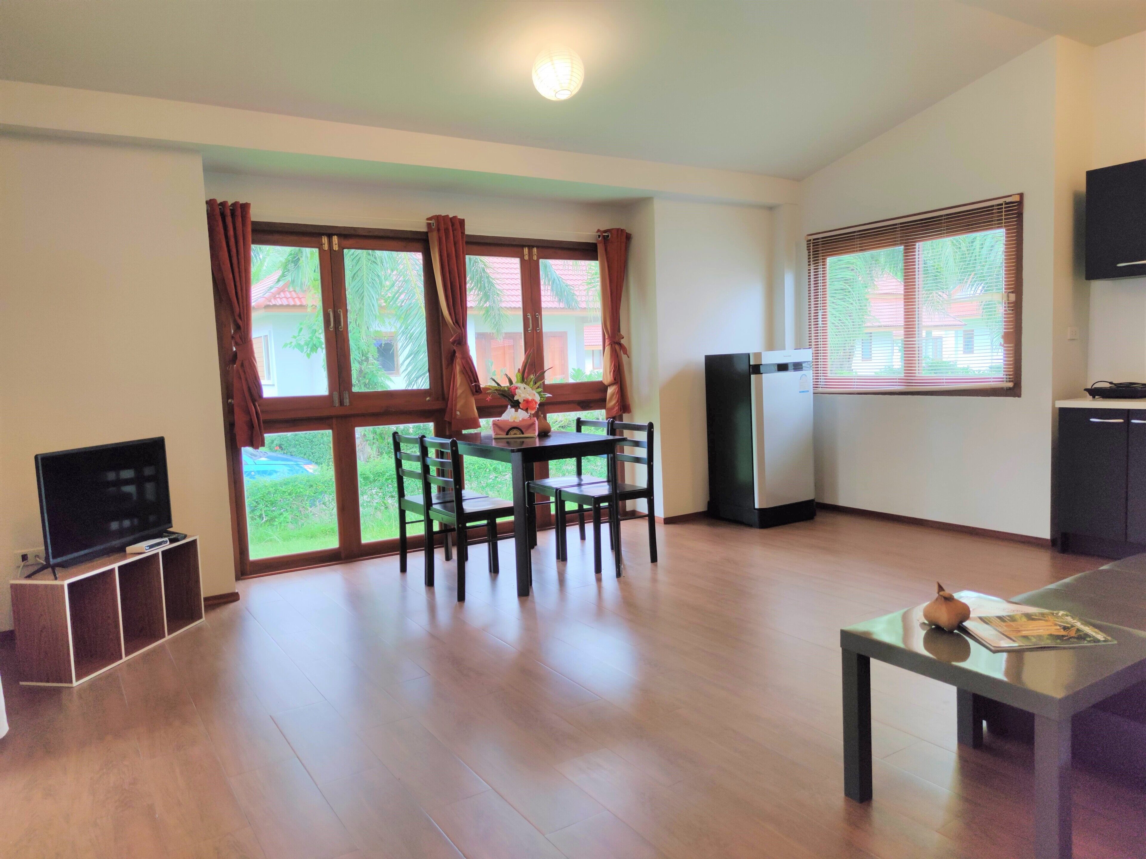 Vila, 2 quartos, para fumantes, vista para o parque | Sala de estar | TV LCD 32 polegadas com canais via satélite, TV, DVD player