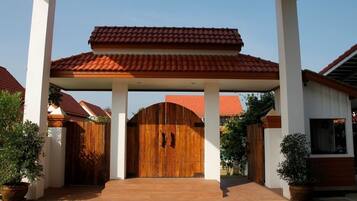 Pintu masuk properti