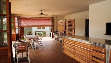 2 restaurantes; se sirven desayunos