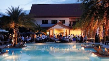 2 hồ bơi ngoài trời, dù/ô trên bãi biển/hồ bơi, ghế dài tắm nắng