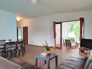 Villa, 3 soverom, røyk, parkutsikt | Oppholdsrom | En 32-tommers LCD-TV med Parabol-TV samt TV og DVD-spiller