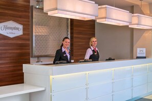 Reception - Hampton by Hilton London Luton Airport (Luton)