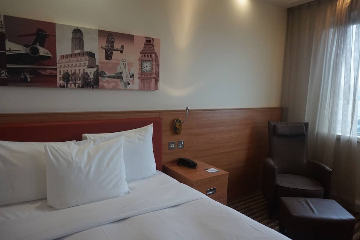 Egyptian cotton sheets, in-room safe, soundproofing, cribs (free)