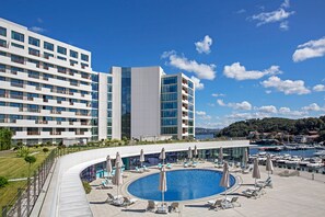 Una piscina techada, una piscina al aire libre de temporada