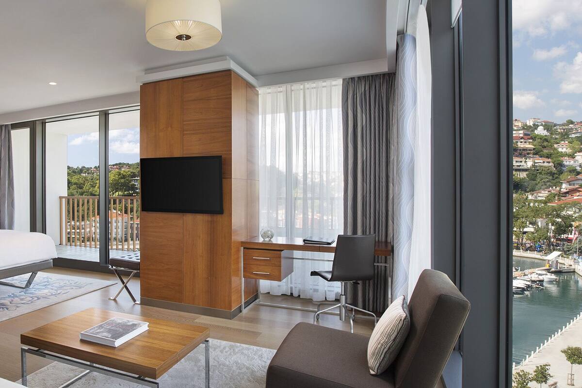 Signature Suite, Marina View | Peralatan tempat tidur premium, busa memori, bar mini 