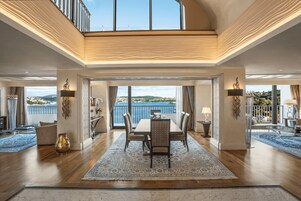 Ropa de cama de alta calidad y minibar 