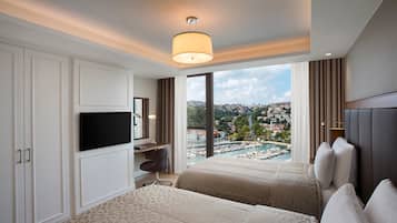 Chambre, 3 chambres (Bosphorus View) | Literie de qualité, lit avec matelas en mousse à mémoire, minibar