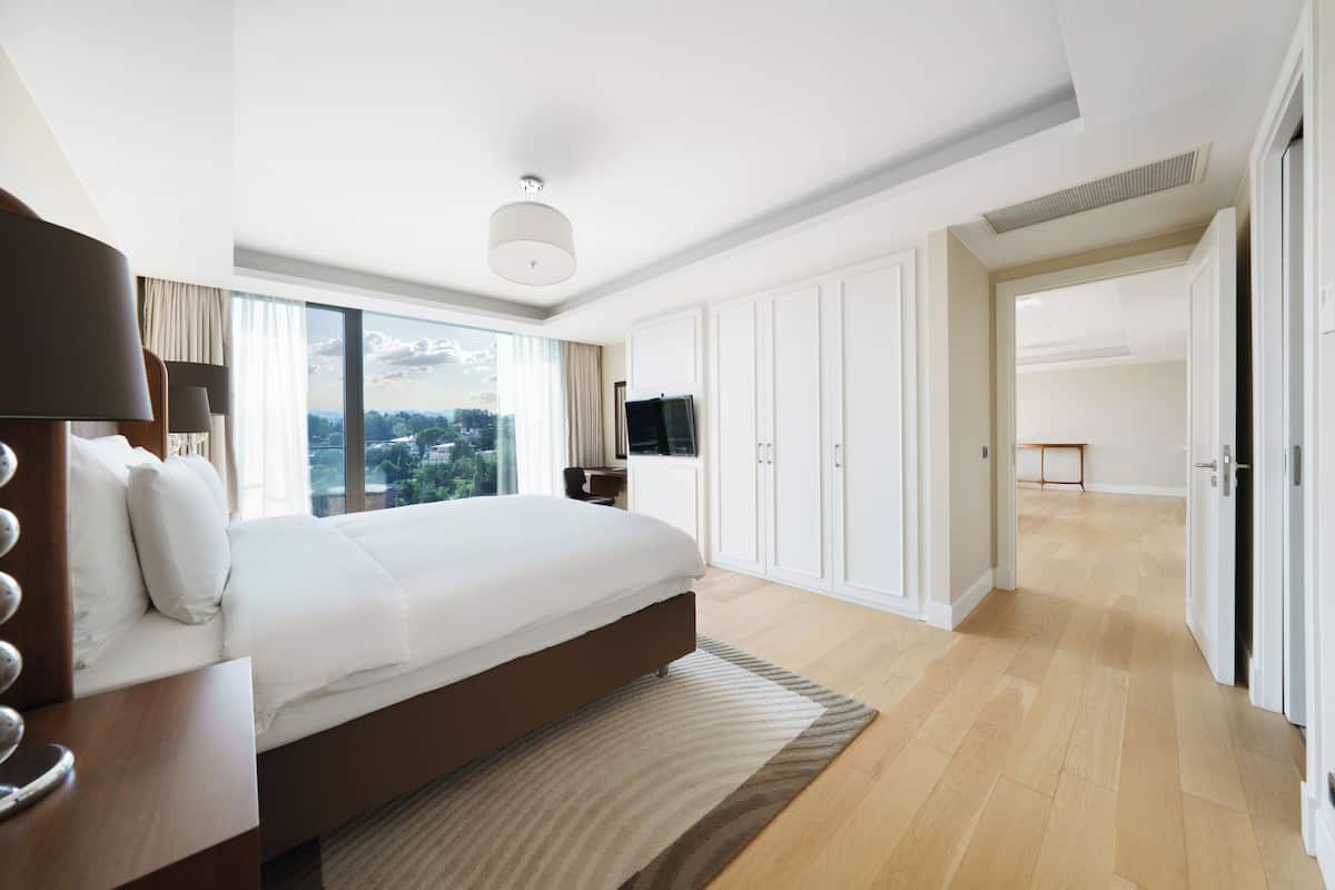 Room, 1 Bedroom, Marina View | Peralatan tempat tidur premium, busa memori, bar mini 