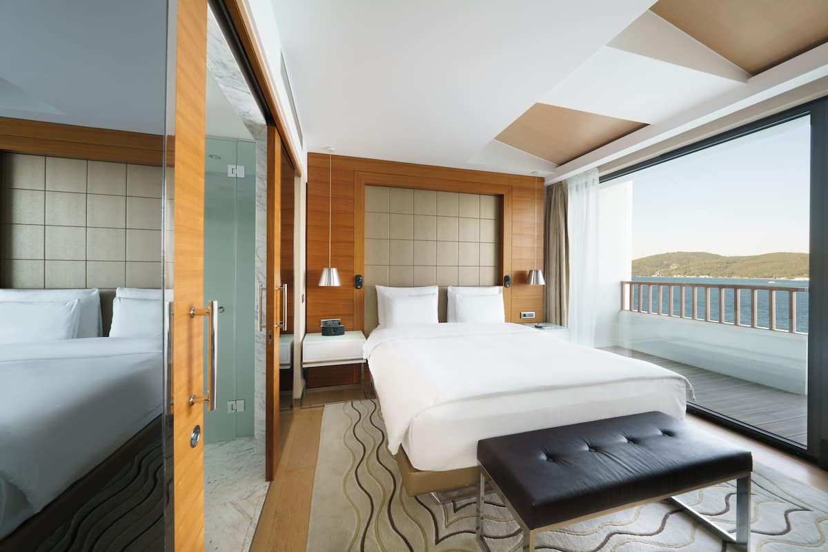 Signature Suite, River View | Peralatan tempat tidur premium, busa memori, bar mini 