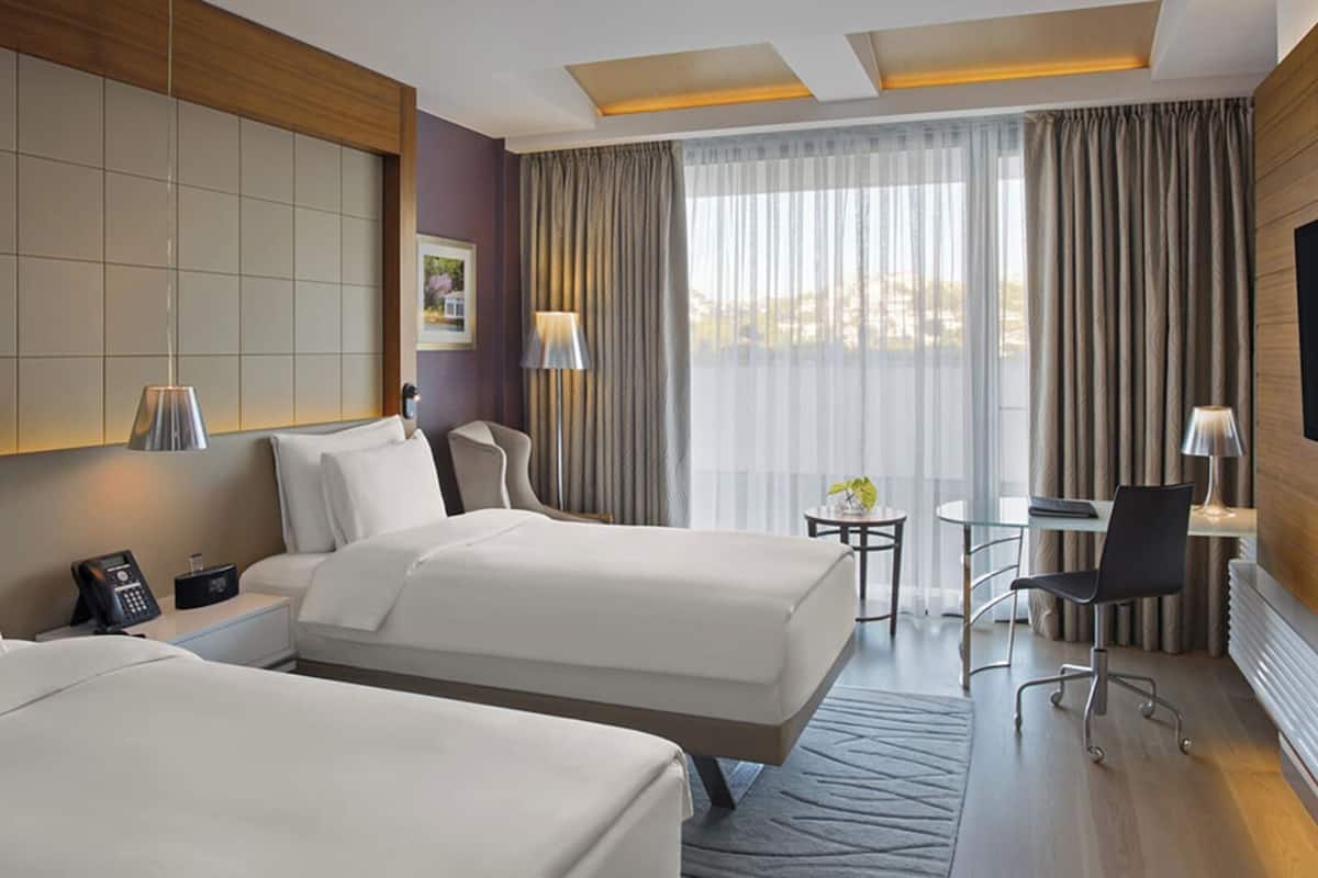 Superior Twin Room, Garden View | Peralatan tempat tidur premium, busa memori, bar mini 