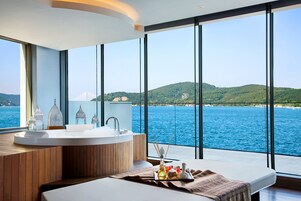 Un sauna, una bañera de hidromasaje, baño turco, baño turco/hammam