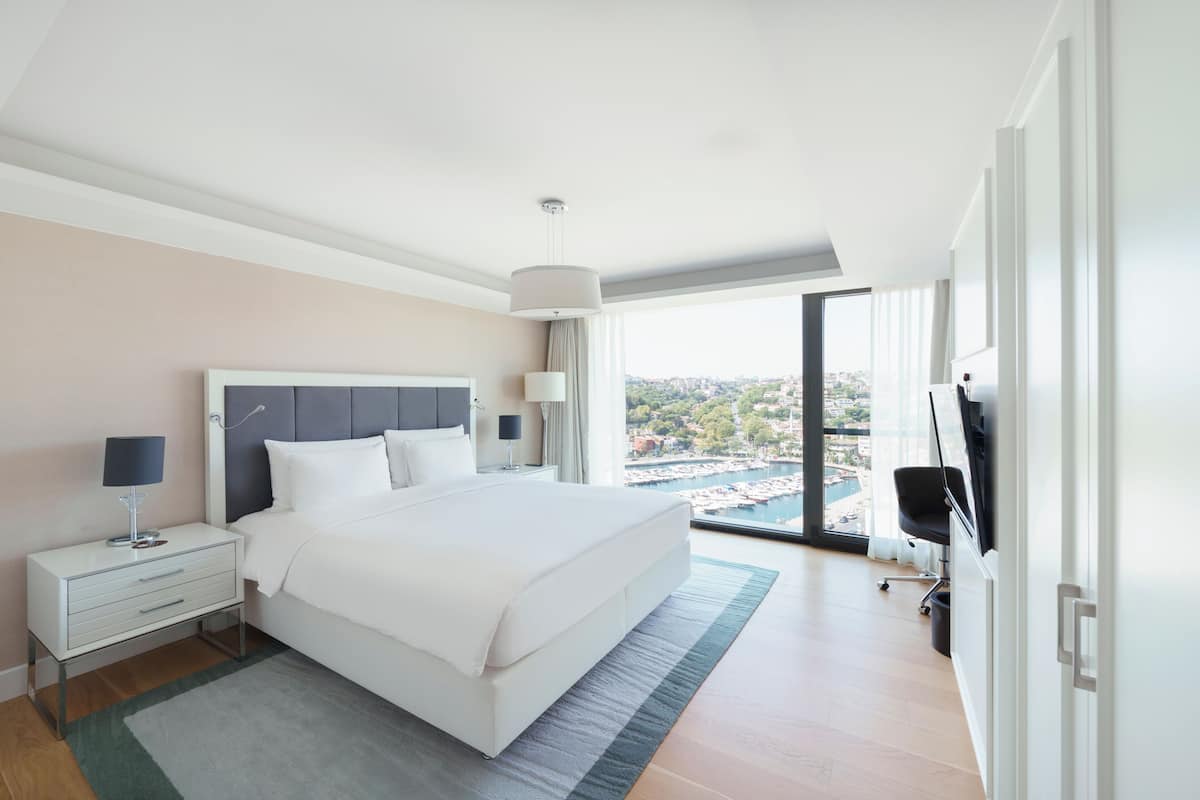 Room, 3 Bedrooms | Peralatan tempat tidur premium, busa memori, bar mini 
