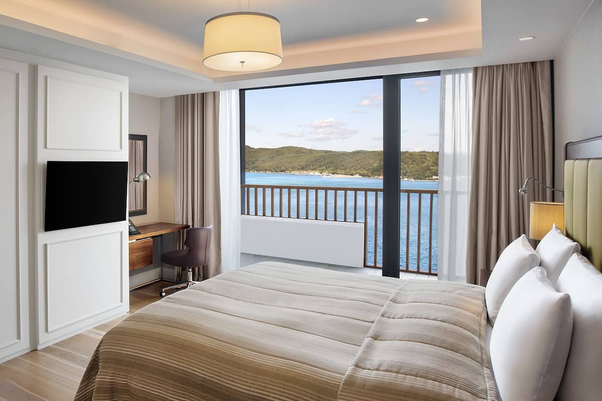 Apartment, 1 Bedroom, River View | Peralatan tempat tidur premium, busa memori, bar mini 