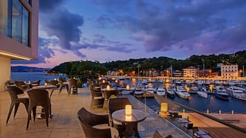 2 bares o lounges, bar de cocteles