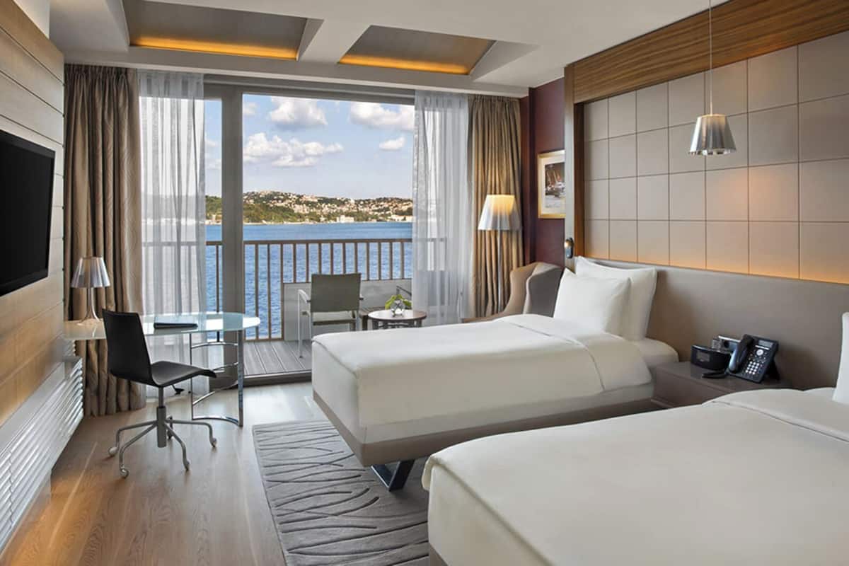 Deluxe Twin Room, River View | Peralatan tempat tidur premium, busa memori, bar mini 