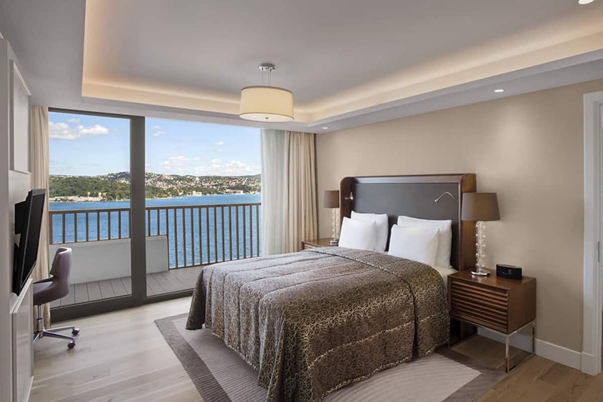 Apartment, 2 Bedrooms, River View | Peralatan tempat tidur premium, busa memori, bar mini 