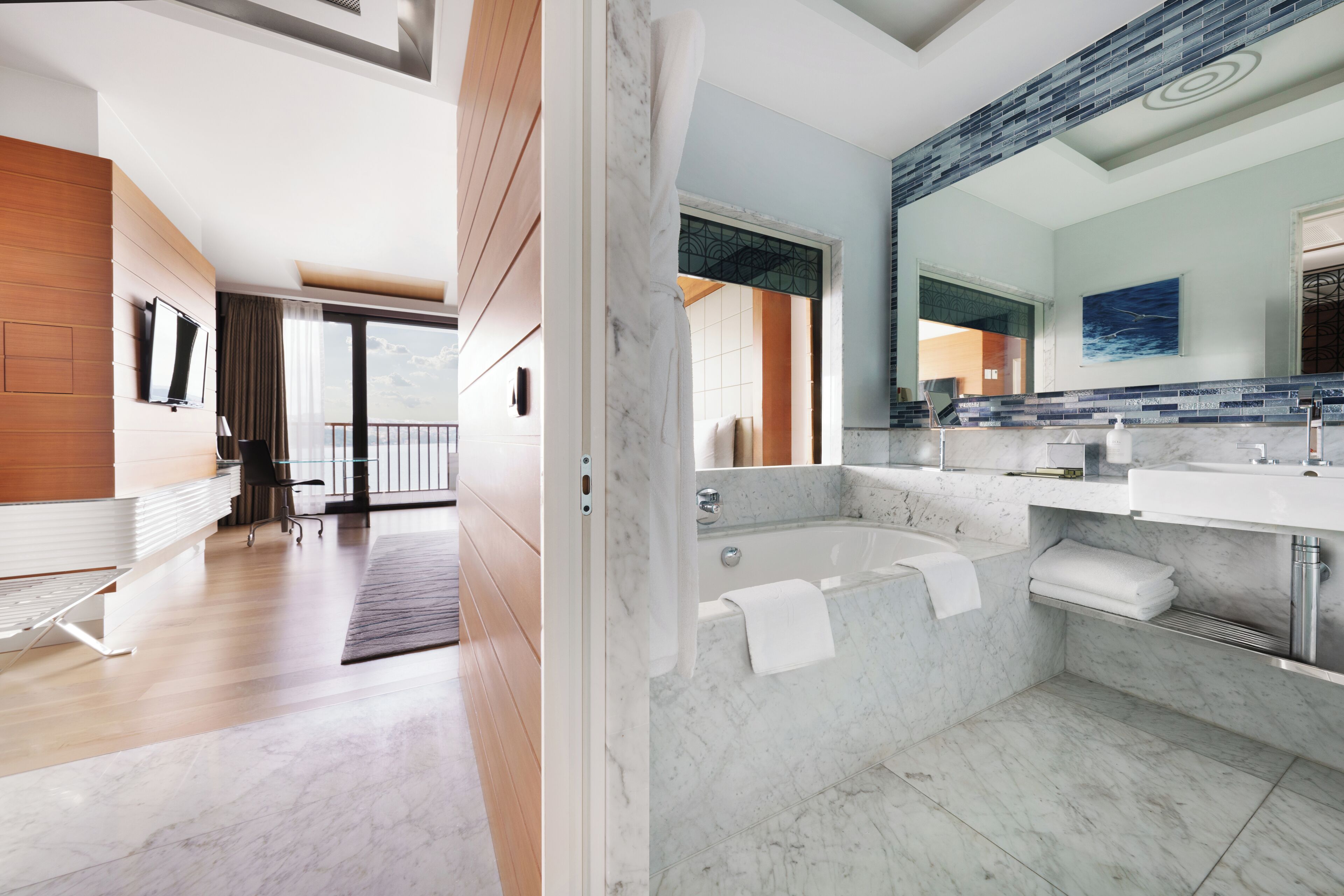 Deluxe-Zimmer, 1 King-Bett (Boshporus View) | Badezimmer | Dusche, kostenlose Toilettenartikel, Haartrockner, Bademäntel