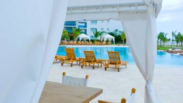 2 piscines extérieures, parasols de plage, chaises longues